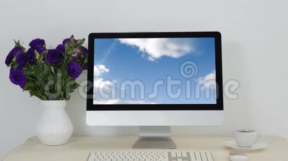 电脑显示器上的蓝天和云彩视频的预览图