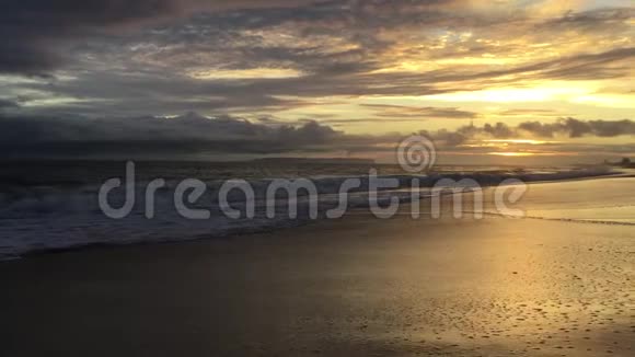 夏威夷考艾岛日落时基卡哈海滩的太平洋海浪视频的预览图