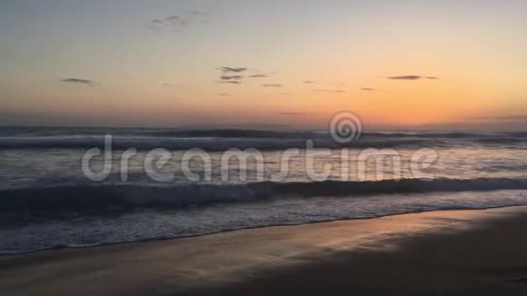 夏威夷考艾岛日落时凯卡哈海滩的太平洋海浪视频的预览图