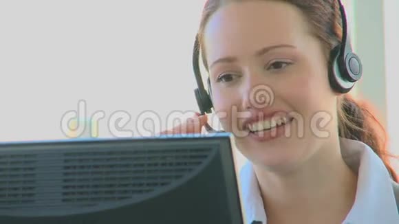 呼叫中心的女商人视频的预览图