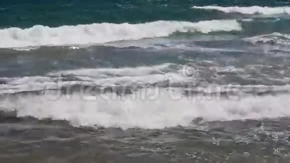 桑迪海滩上的海浪视频的预览图