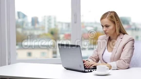 有笔记本电脑和咖啡的女商人视频的预览图