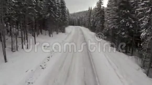 喀尔巴阡山乡村白雪覆盖道路的空中拍摄视频的预览图