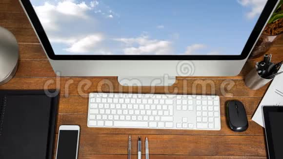 电脑显示器上的蓝天和云彩视频的预览图