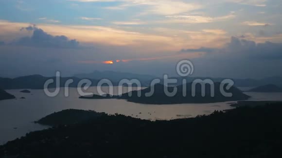 日落在热带岛屿上从山上看视频的预览图