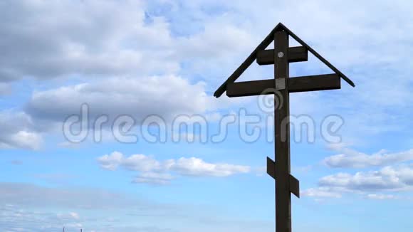 蓝天背景下的正统十字架视频的预览图
