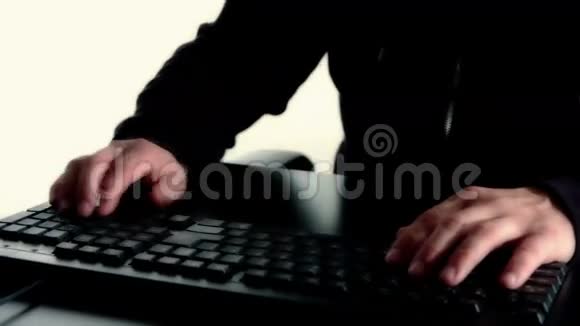 黑客在黑色键盘上打字视频的预览图