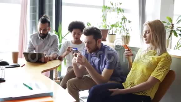 智能手机和平板电脑业务团队视频的预览图