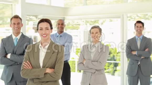 快乐的商业团队微笑着拥抱镜头视频的预览图