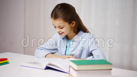 快乐的学校女孩在家读书或课本视频的预览图