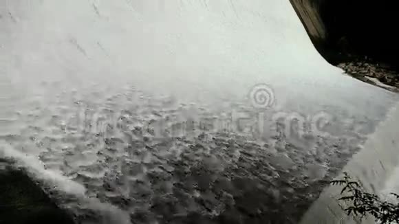 大山坝瀑布和喷雾视频的预览图