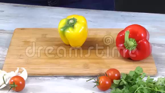 在厨房里切黄椒视频的预览图