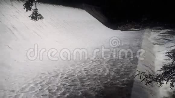 大山坝瀑布和喷雾视频的预览图