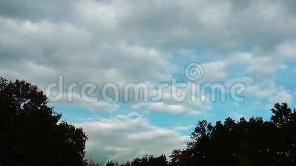 柔和的云彩时间流逝视频的预览图