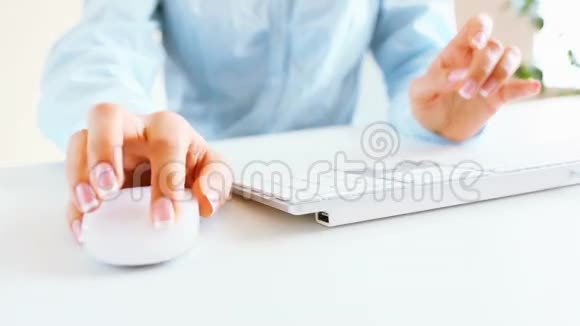 女办公室职员在键盘上打字视频的预览图