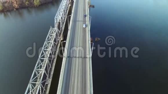 在跨河的桥上飞翔视频的预览图