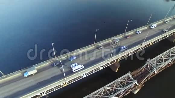 在跨河的桥上飞翔视频的预览图
