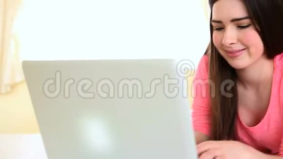 在床上用笔记本电脑的女人视频的预览图