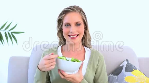 女人吃健康沙拉视频的预览图