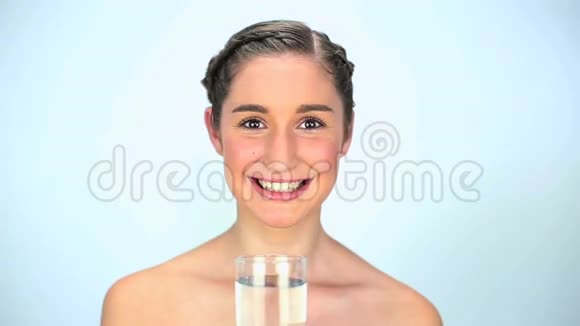 年轻女子喝水视频的预览图