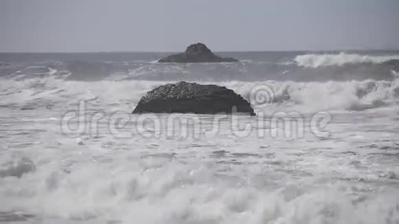 波和北加州海岸线视频的预览图