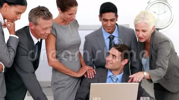 商业人士看笔记本电脑视频的预览图