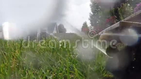 自动灌溉系统浇灌草坪视频的预览图
