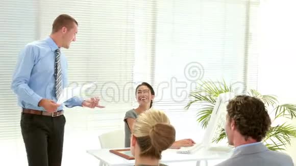 商务人士在会议期间倾听视频的预览图