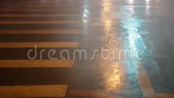 台风期间街上下大雨视频的预览图