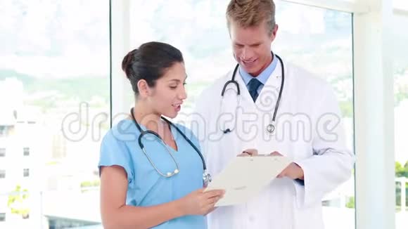 医生和护士一起看剪贴板视频的预览图