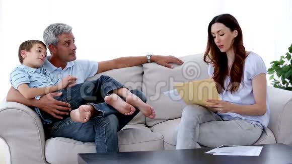 一家人坐在客厅里视频的预览图