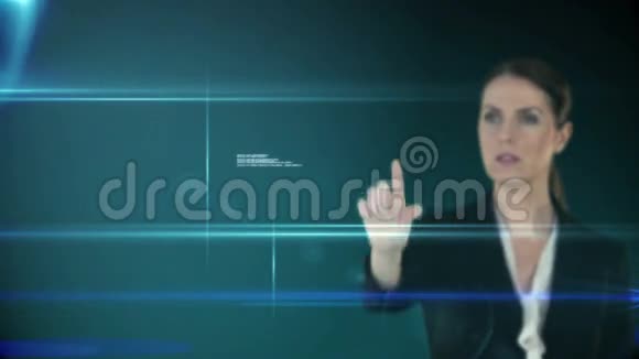一位女商人在黑色背景下触摸未来主义的界面视频的预览图
