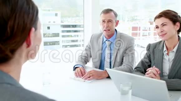 商务人士在会议期间一起发言视频的预览图