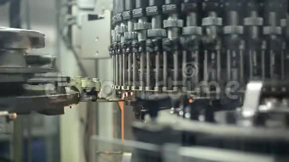 生产塑料瓶的机器视频的预览图