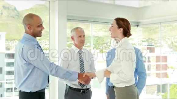 商界人士握手微笑视频的预览图