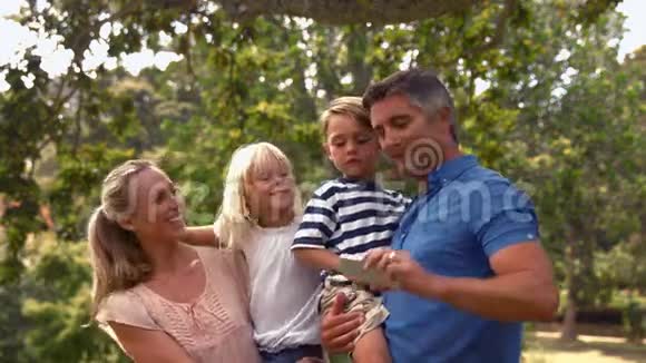 快乐的一家人在公园里自拍视频的预览图