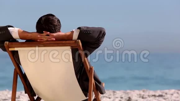 商人在海滩上放松视频的预览图