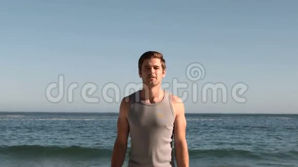 帅哥在海滩上跳视频的预览图