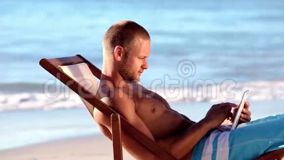 帅哥坐在海滩上视频的预览图