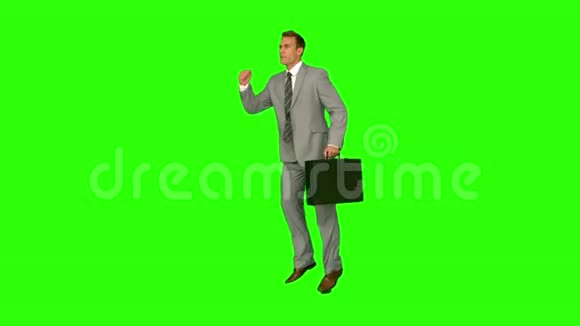 商人在绿色屏幕上跳跃视频的预览图