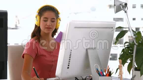 创意女商人在平板电脑上写作视频的预览图