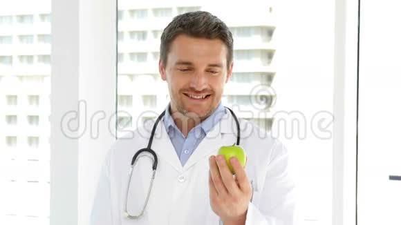 医生拿着一个绿苹果视频的预览图