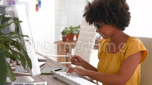 有创意的女商人在电脑上打字视频的预览图