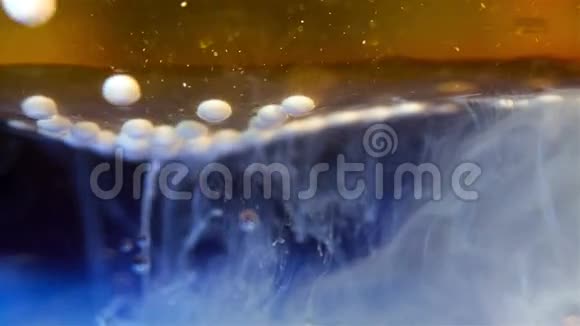 水中的墨水泡视频的预览图