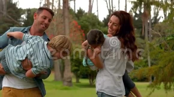 快乐的一家人一起在公园玩视频的预览图