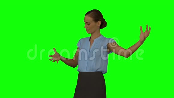 女商人用手做礼物视频的预览图