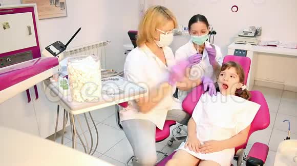 牙医和小女孩病人视频的预览图