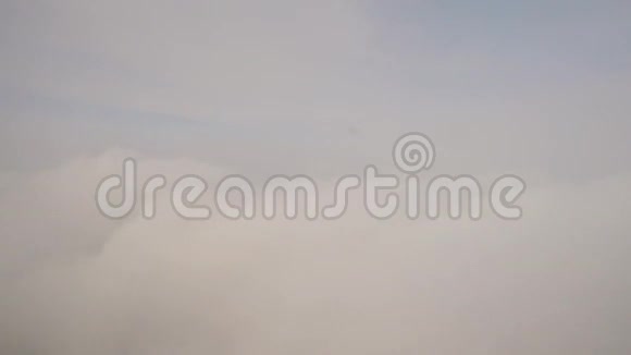 从云上下降的飞机上观看视频的预览图