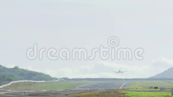 空中客车320在普吉机场降落视频的预览图