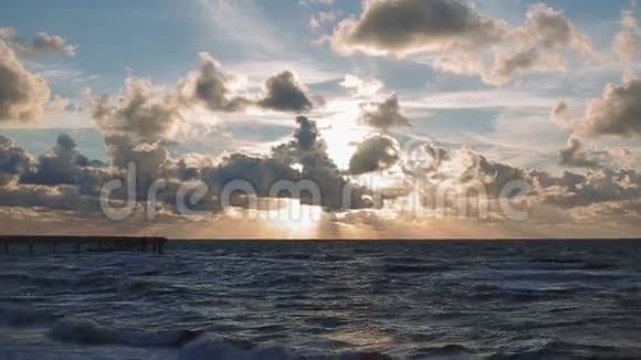 海滩上美丽的日落视频的预览图